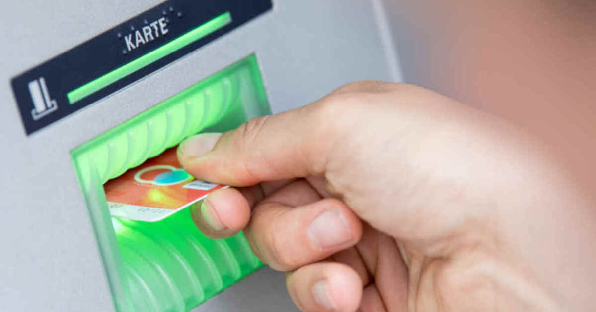 Shoulder Surfing: Criminals spy on secret numbers at ATMs