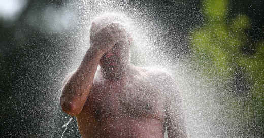 Hitze, Sommer, Dusche, Abkühlung, Freibad, Temperaturen, Wasser, Schwimmbad, © Thomas Warnack - dpa (Symbolbild)