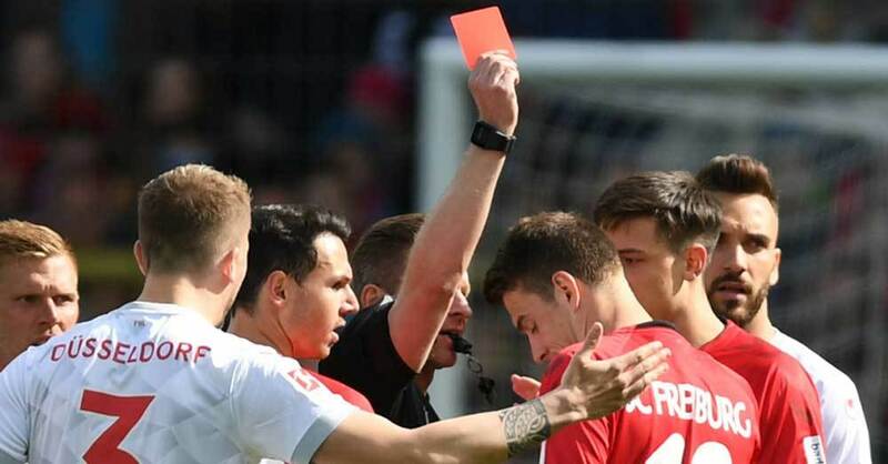 SC Freiburg, Fortuna Düsseldorf, rote Karte, Schiedsrichter, © Patrick Seeger - dpa