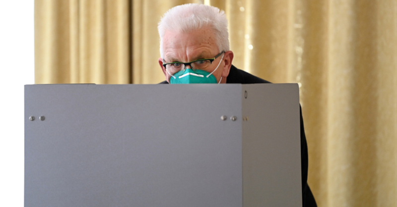 Winfried Kretschmann, Grüne, Ministerpräsident, Landtagswahl, Stimmabgabe, Wahllokal, Mundschutz, © Marijan Murat - dpa