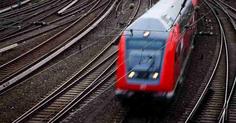 Nahverkehr, Regionalbahn, Regionalexpress, Regionalverkehr, Nahverkehr, ÖPNV, Zug, Gleise, Deutsche Bahn, © Christian Charisius - dpa (Symbolbild)