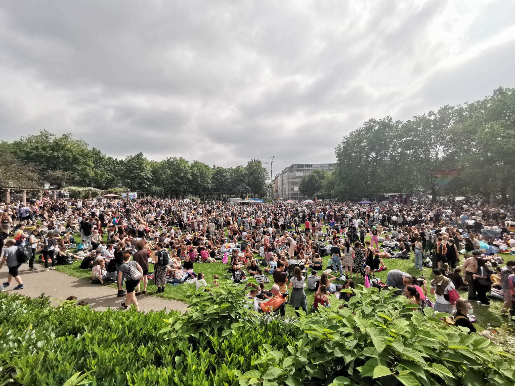 Knapp 5.000 Menschen setzen beim Christopher Street Day in ...